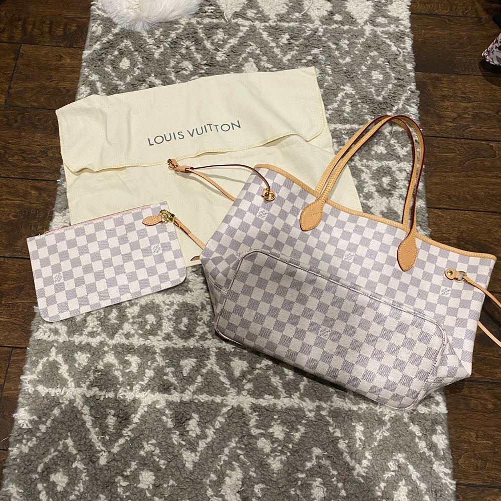 Tote bag with wristlet